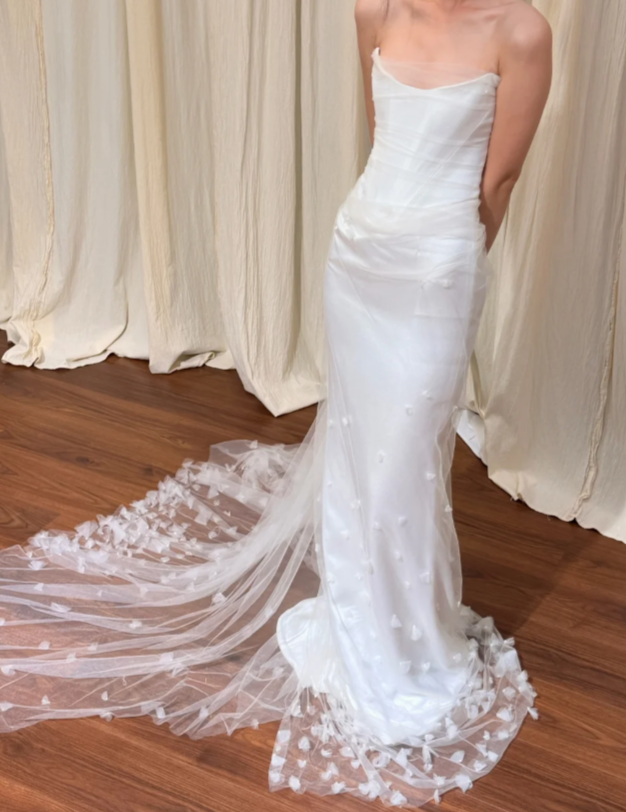 Chic Strapless Sheath Long Wedding Dresses Tulle White Bridal Dresses Sleeveless Bridal Gowns DP04135