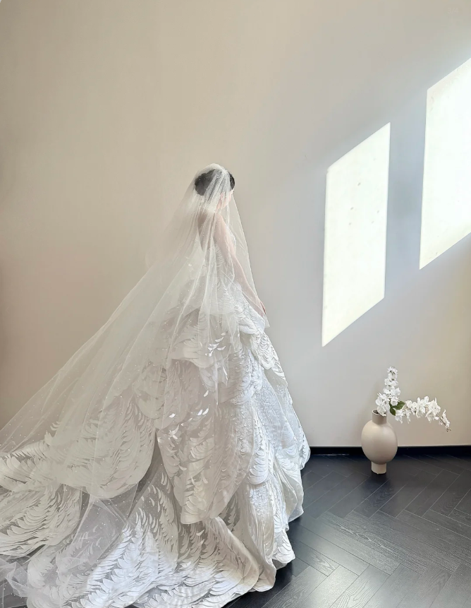 Elegant Halter A-Line Long Wedding Dresses Tulle White Bridal Gown Sleeveless Bridal Gowns DP04361