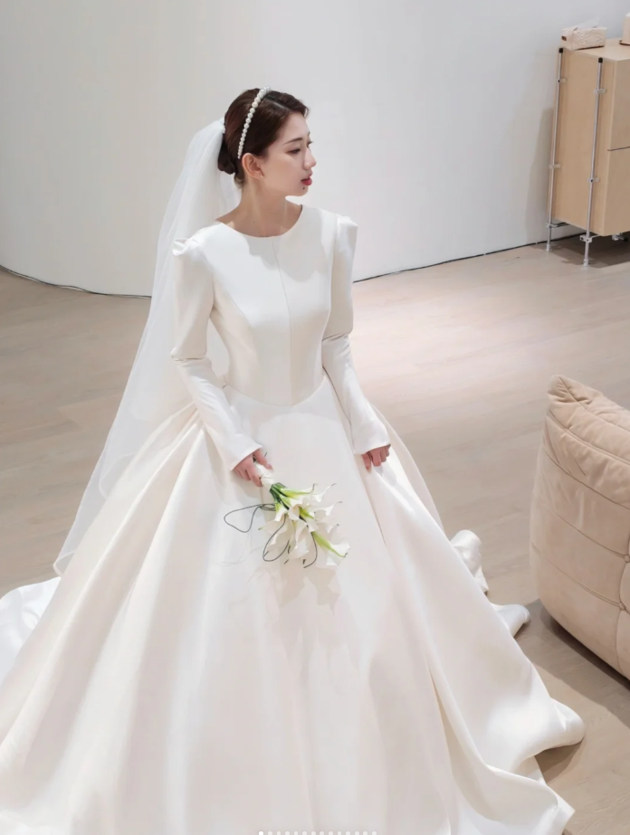 Elegant Jewel A-Line Long Wedding Dresses Satin White Bridal Gown Long Sleeves Bridal Gowns DP04364