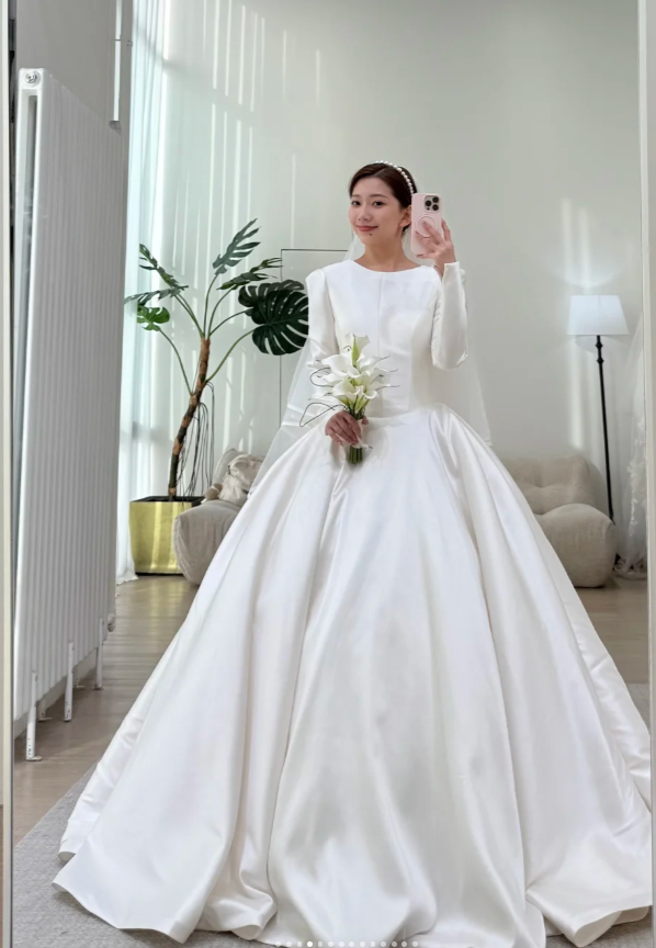 Elegant Jewel A-Line Long Wedding Dresses Satin White Bridal Gown Long Sleeves Bridal Gowns DP04364