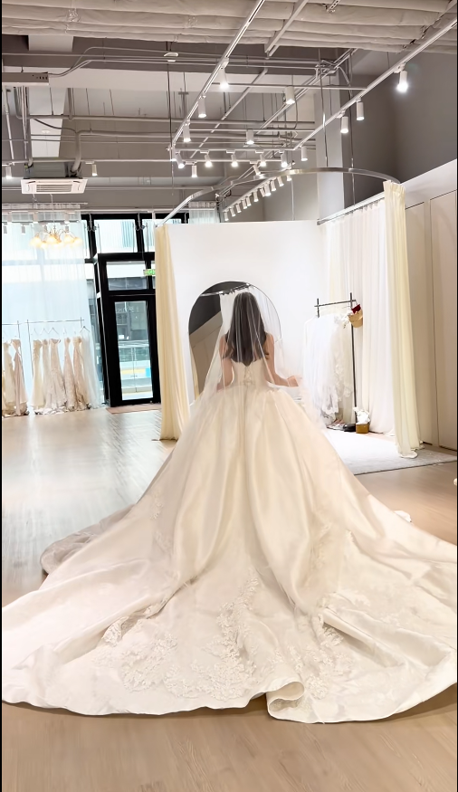 Glam Strapless Ball Gown Long Wedding Dresses Satin Appliques White Bridal Gown Sleeveless Bridal Gowns DP04367