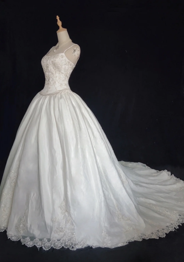 Vintage Spaghetti Strap Ball Gown Long Weeding Dresses Beaded Satin White Bridal Dresses Appliques Sleeveless Bridal Gowns DP04449