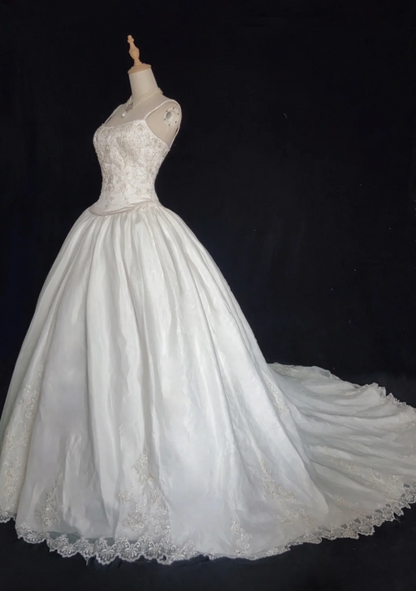 Vintage Spaghetti Strap Ball Gown Long Weeding Dresses Beaded Satin White Bridal Dresses Appliques Sleeveless Bridal Gowns DP04449