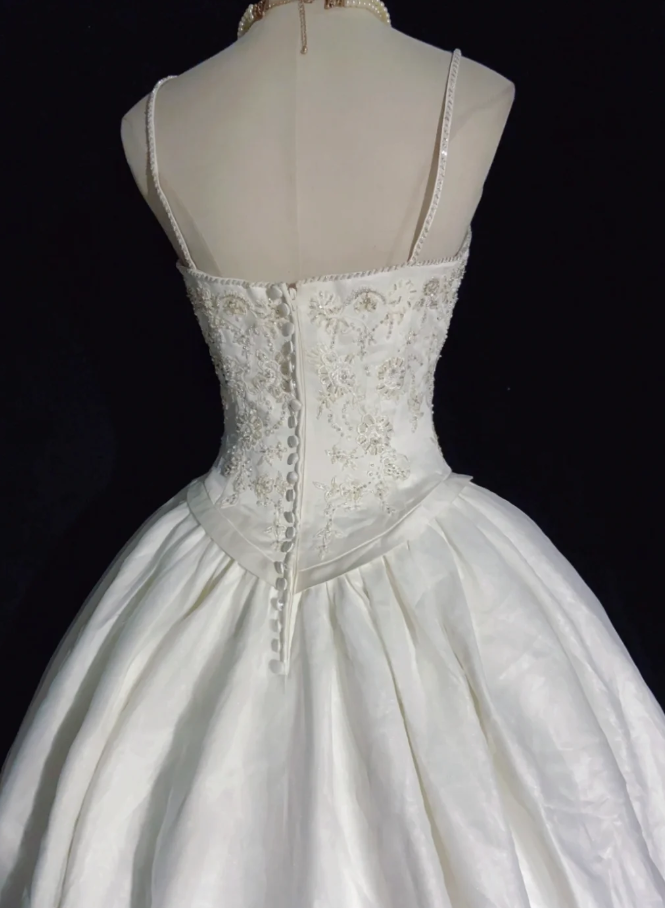 Vintage Spaghetti Strap Ball Gown Long Weeding Dresses Beaded Satin White Bridal Dresses Appliques Sleeveless Bridal Gowns DP04449