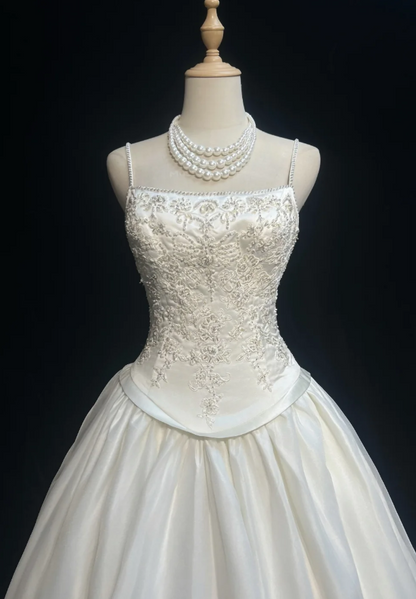 Vintage Spaghetti Strap Ball Gown Long Weeding Dresses Beaded Satin White Bridal Dresses Appliques Sleeveless Bridal Gowns DP04449