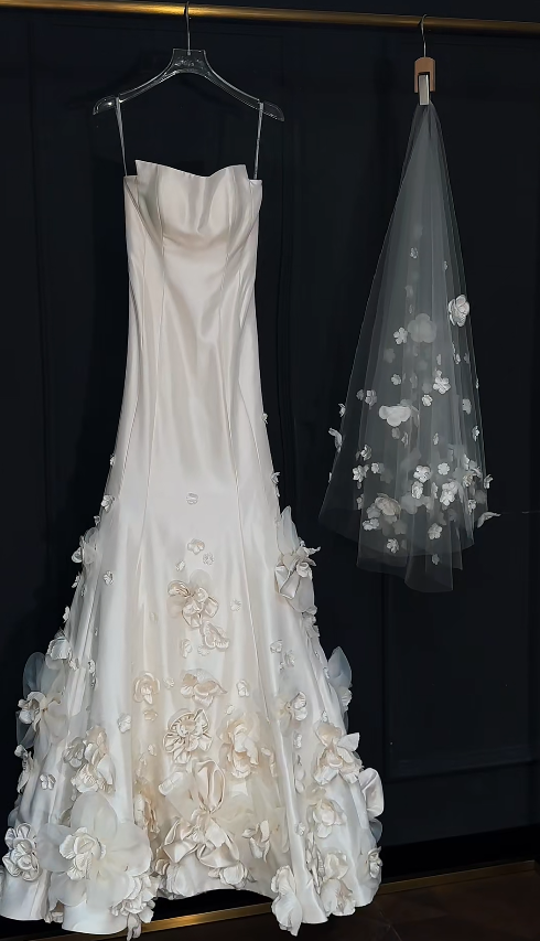 Glam Strapless Mermaid Long Weeding Dresses Appliques Satin White Bridal Dresses Sleeveless Bridal Gowns DP04450