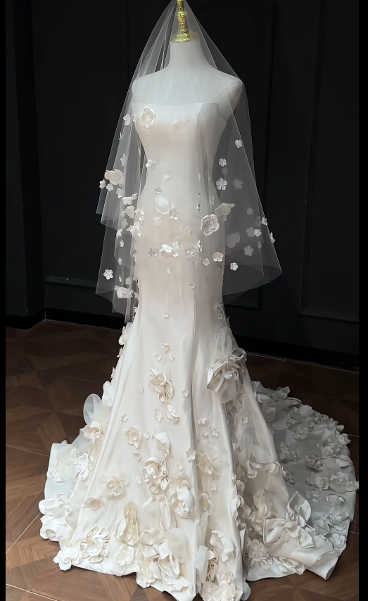 Glam Strapless Mermaid Long Weeding Dresses Appliques Satin White Bridal Dresses Sleeveless Bridal Gowns DP04450