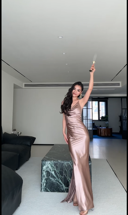 Sexy Sheath Champagne Long Prom Dress Satin Spaghetti Strap Evening Dress Sleeveless Birthday Dress DP04515