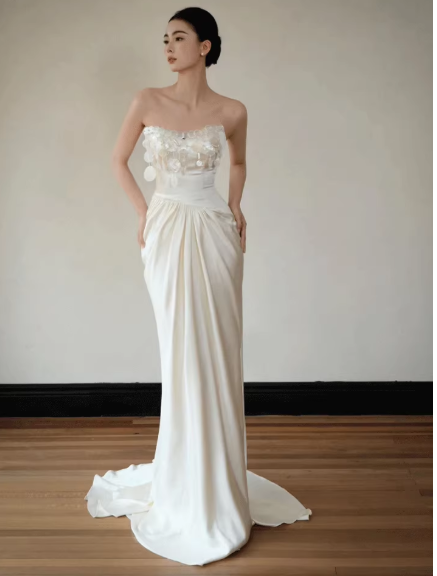 Simple Sheath Long Wedding Dresses Satin White Bridal Dresses Strapless Sleeveless Bridal Gowns DP04543