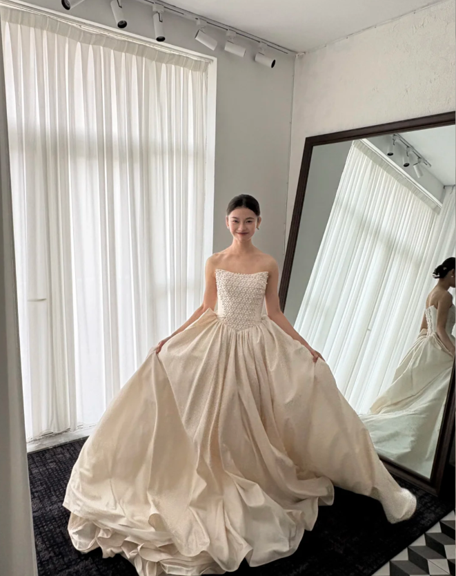 Gorgeous A-Line Strapless Long Wedding Dresses Beaded Satin White Bridal Dresses Sleeveless Bridal Gowns DP04545