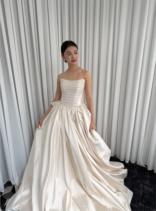 Gorgeous A-Line Strapless Long Wedding Dresses Beaded Satin White Bridal Dresses Sleeveless Bridal Gowns DP04545