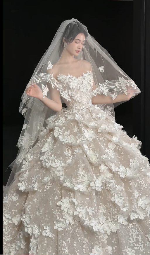 Chic A-Line Long Wedding Dresses Tulle Strapless White Bridal Gowns Appliques Sleeveless Bridal Dresses DP04592