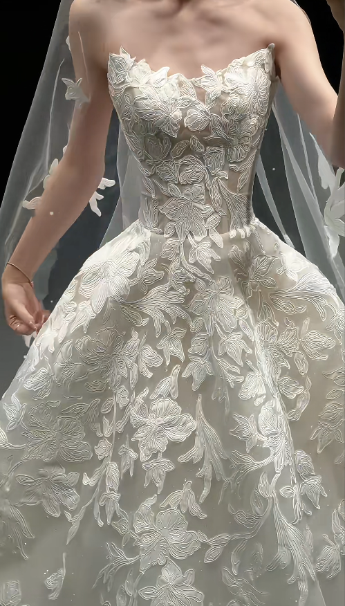 Simple A-Line Long Wedding Dresses Applique Tulle StraplessWhite Bridal Gowns Sleeveless Bridal Dresses DP04624