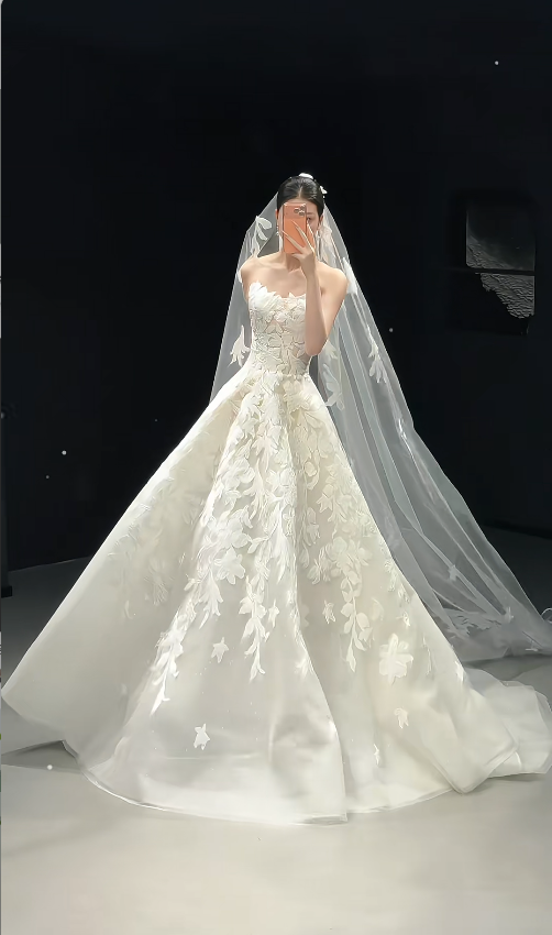 Simple A-Line Long Wedding Dresses Applique Tulle StraplessWhite Bridal Gowns Sleeveless Bridal Dresses DP04624