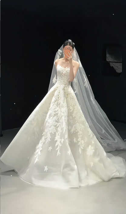 Simple A-Line Long Wedding Dresses Applique Tulle StraplessWhite Bridal Gowns Sleeveless Bridal Dresses DP04624