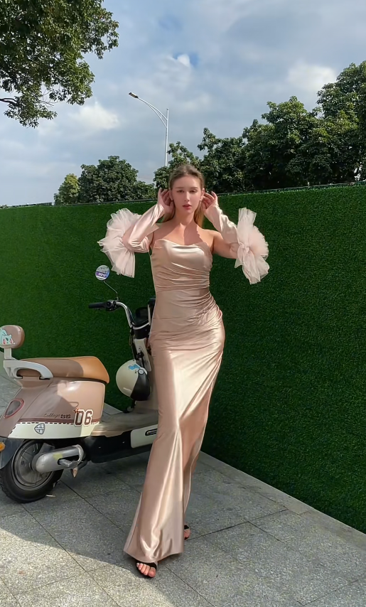 Elegant Champagne Sheath Long Prom Dresses Satin Strapless Birthday Dresses Sleeveless Evening Dresses DP04655