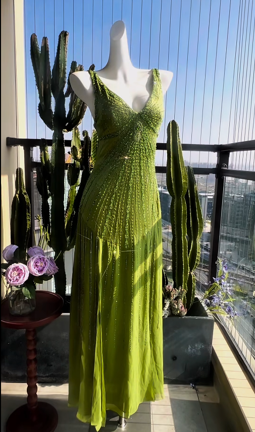 Elegant Green Sheath Long Prom Dresses Beaded Chiffon V-neck Birthday Dresses Sleeveless Evening Dresses DP04662