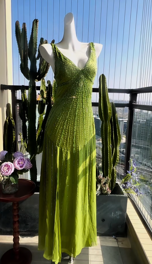 Elegant Green Sheath Long Prom Dresses Beaded Chiffon V-neck Birthday Dresses Sleeveless Evening Dresses DP04662
