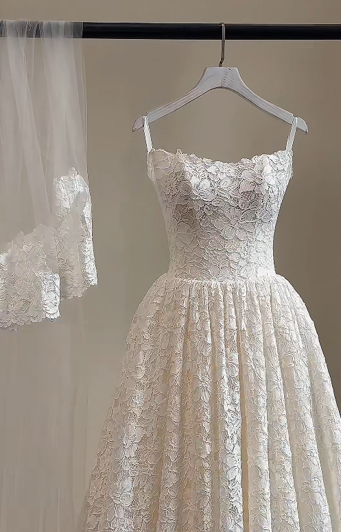 Chic A-line Long Wedding Dresses Lace Applique White Bridal Dresses Sleeveless Strapless Bridal Gowns DP04679