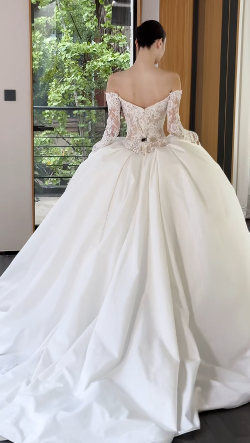 Chic A-line Long Wedding Dresses Satin Applique White Bridal Dresses Off-shoulder Long Sleeves Bridal Gowns DP04683