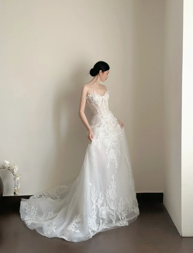 Elegant A-Line Long Wedding Dresses Sweetheart White Bridal Dresses Tulle Appliques Sleeveless Bridal Gowns DP04725