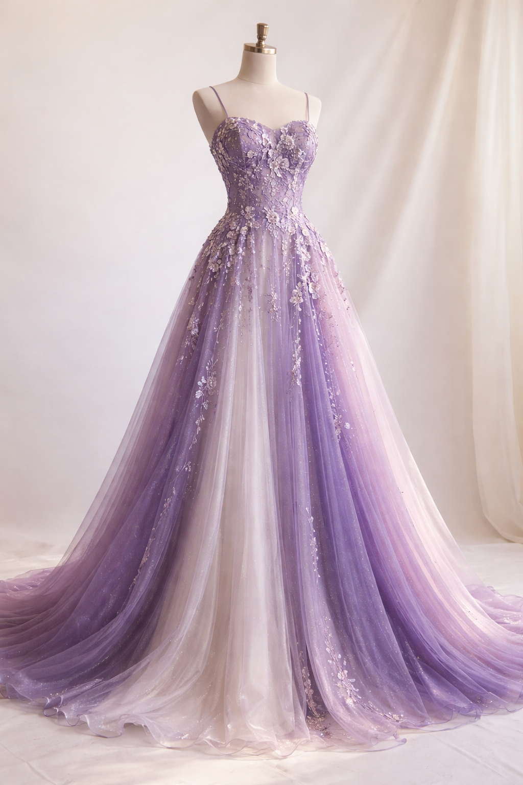 Elegantes lila Ballkleid mit Applikationen, Tüll, A-Linie, Spaghettiträgern, ärmellos, Geburtstagskleid DP05211