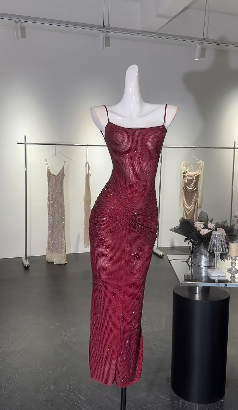 Elegantes burgunderrotes Pailletten-Etuikleid mit Spaghettiträgern, ärmellos, ideal für den Abschlussball oder Geburtstag (DP05215)
