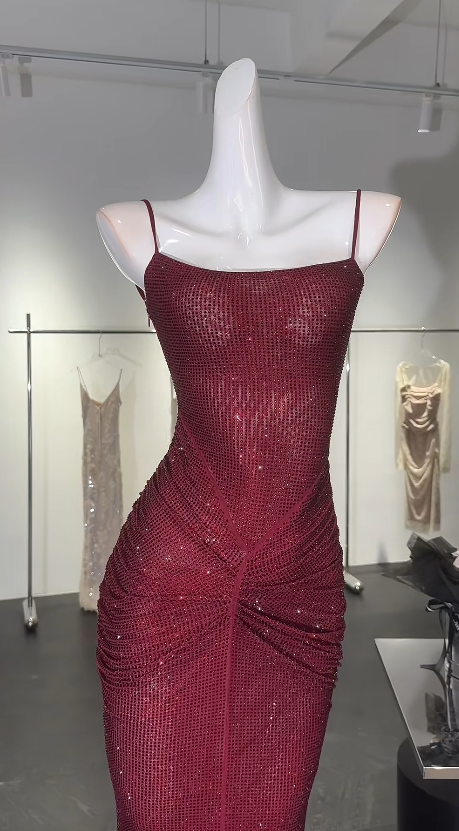 Elegantes burgunderrotes Pailletten-Etuikleid mit Spaghettiträgern, ärmellos, ideal für den Abschlussball oder Geburtstag (DP05215)