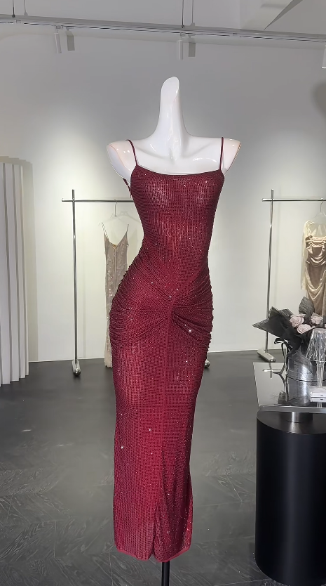 Elegantes burgunderrotes Pailletten-Etuikleid mit Spaghettiträgern, ärmellos, ideal für den Abschlussball oder Geburtstag (DP05215)