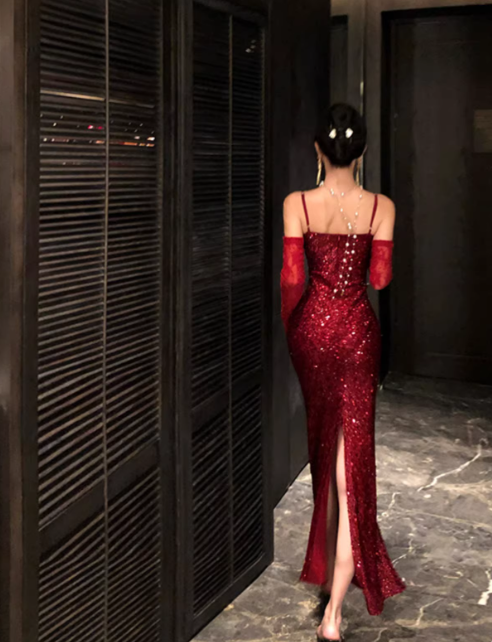 Robe de bal chic bordeaux à sequins, fourreau, bretelles spaghetti, sans manches, idéale pour un anniversaire (DP05222)