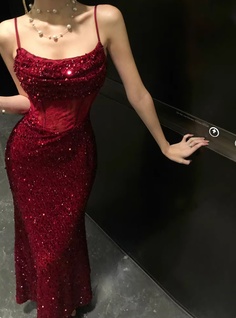 Robe de bal chic bordeaux à sequins, fourreau, bretelles spaghetti, sans manches, idéale pour un anniversaire (DP05222)