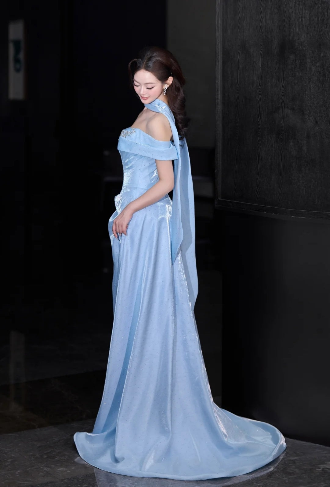 Elegantes blaues Satin-Abendkleid mit schulterfreiem Ausschnitt, ärmellos, ideal für Geburtstage, ED05236