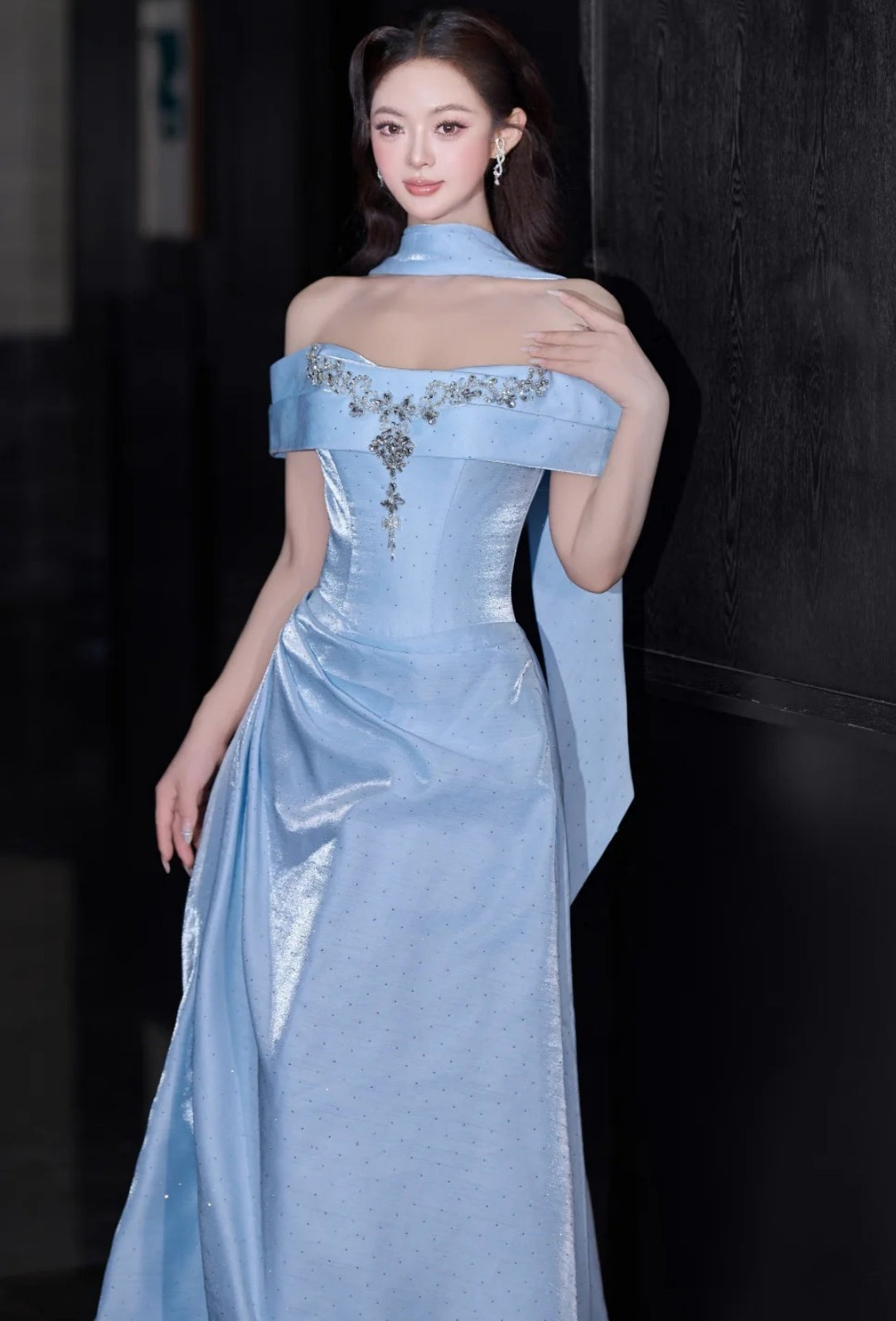 Elegantes blaues Satin-Abendkleid mit schulterfreiem Ausschnitt, ärmellos, ideal für Geburtstage, ED05236