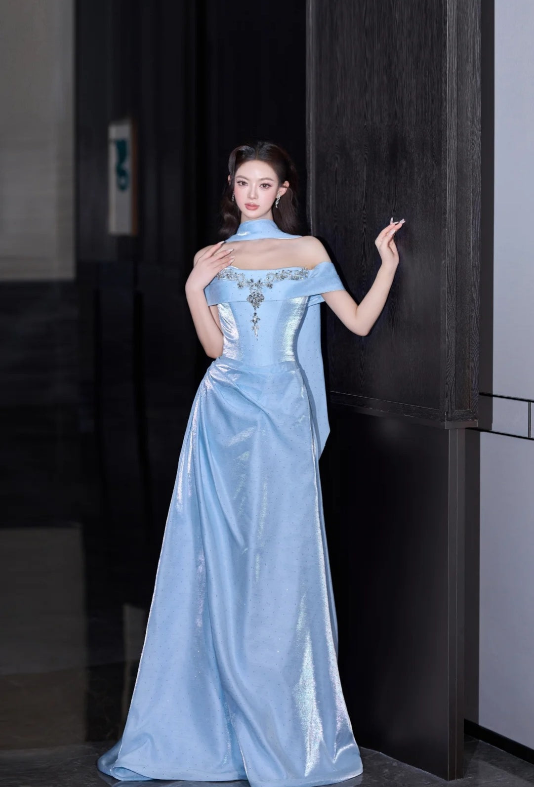 Elegantes blaues Satin-Abendkleid mit schulterfreiem Ausschnitt, ärmellos, ideal für Geburtstage, ED05236