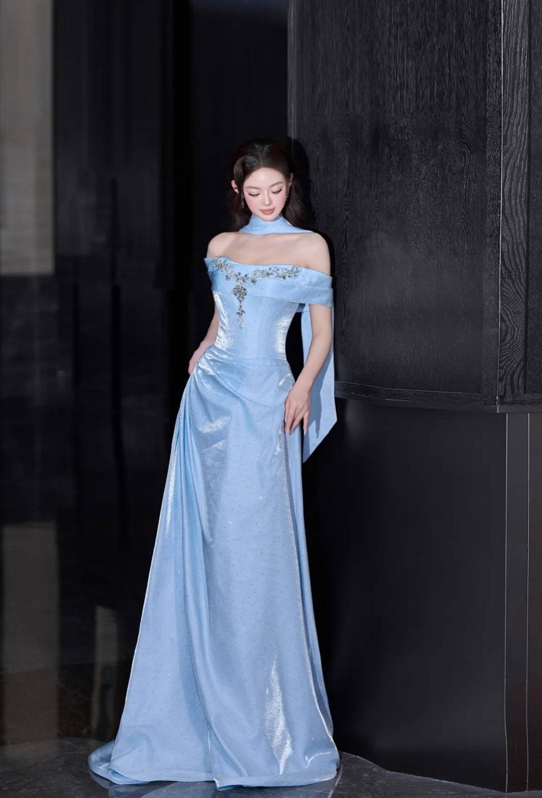 Elegantes blaues Satin-Abendkleid mit schulterfreiem Ausschnitt, ärmellos, ideal für Geburtstage, ED05236