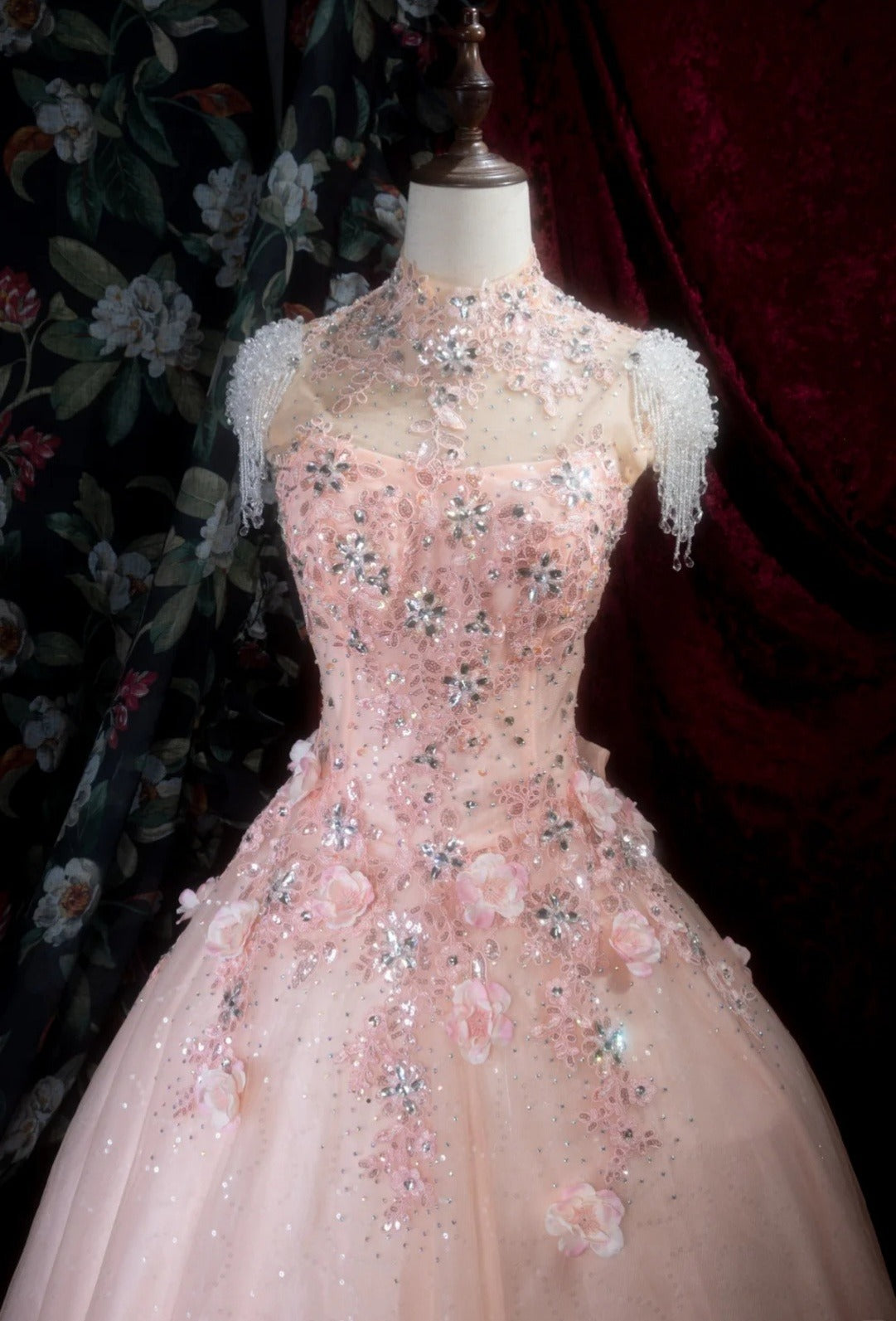 Robe de bal rose élégante en tulle et sequins, col montant, coupe trapèze, sans manches, idéale pour un anniversaire (ED05240)