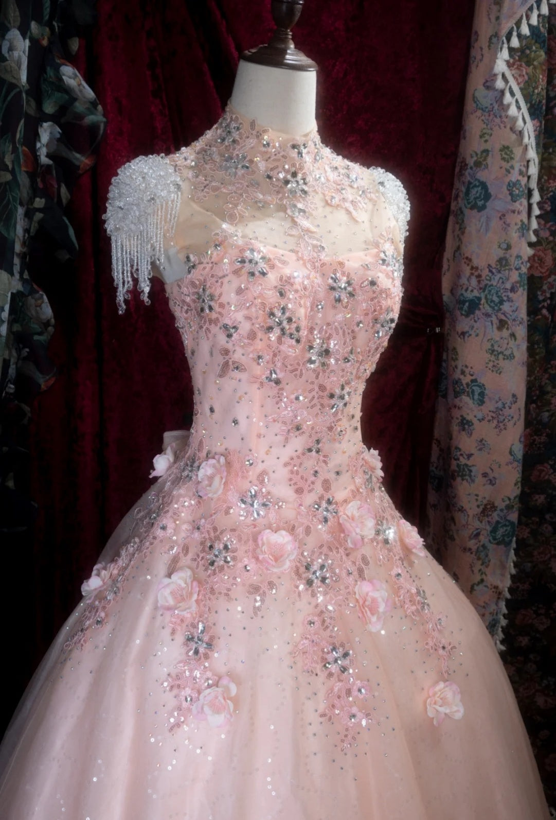 Robe de bal rose élégante en tulle et sequins, col montant, coupe trapèze, sans manches, idéale pour un anniversaire (ED05240)