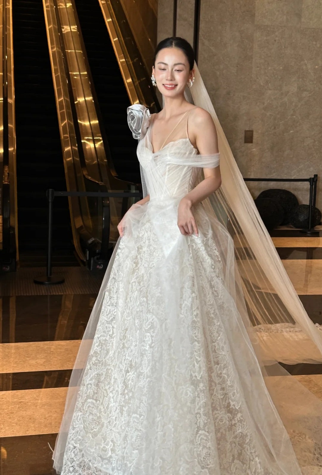 Elegantes weißes Brautkleid aus Spitze mit V-Ausschnitt, A-Linien-Schnitt, ärmellos, DP05249