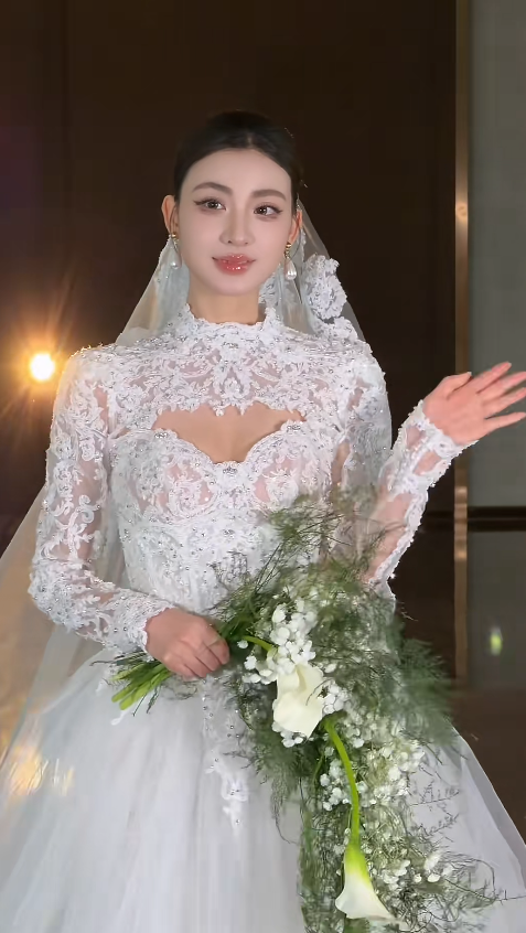 Zeitloses weißes A-Linien-Brautkleid mit Tüllapplikationen, herzförmigem Dekolleté, ärmellos, DP05254