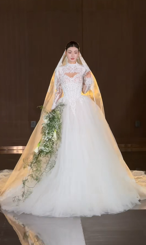 Zeitloses weißes A-Linien-Brautkleid mit Tüllapplikationen, herzförmigem Dekolleté, ärmellos, DP05254