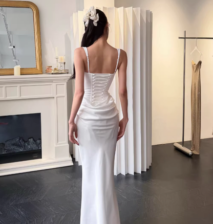 Elegantes weißes Etuikleid mit Satin-Trägern, DP05263