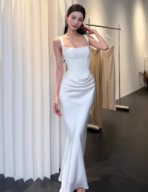Elegantes weißes Etuikleid mit Satin-Trägern, DP05263