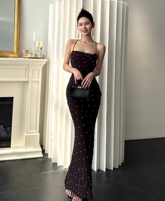 Elegantes braunes Chiffon-Abendkleid mit Spaghettiträgern, Etui-Schnitt, langes Modell DP05264