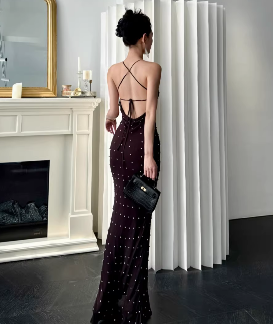Elegantes braunes Chiffon-Abendkleid mit Spaghettiträgern, Etui-Schnitt, langes Modell DP05264