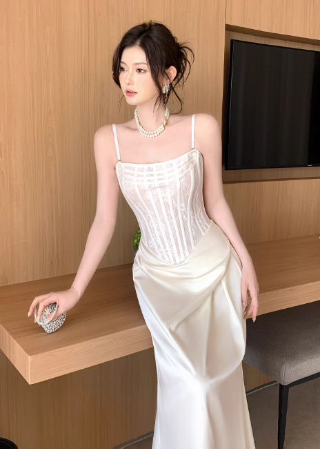 Elegantes weißes Satin-Abendkleid mit Spaghettiträgern, Etui-Schnitt, langes Kleid DP05269