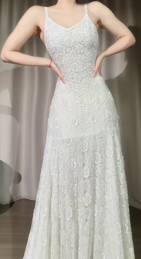 Robe de bal blanche chic en dentelle, sequins et perles, bretelles spaghetti, robe de soirée longue fourreau DP05270