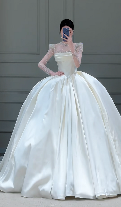 Zeitloses weißes Brautkleid aus Satin mit hohem Kragen und A-Linien-Schnitt, Modell DP05271