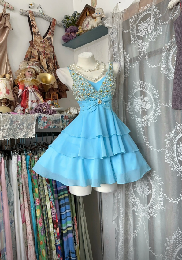 Elegantes, kurzes A-Linien-Geburtstagskleid mit V-Ausschnitt, perlenbesetztes Chiffon-Abendkleid in Blau, DP05299