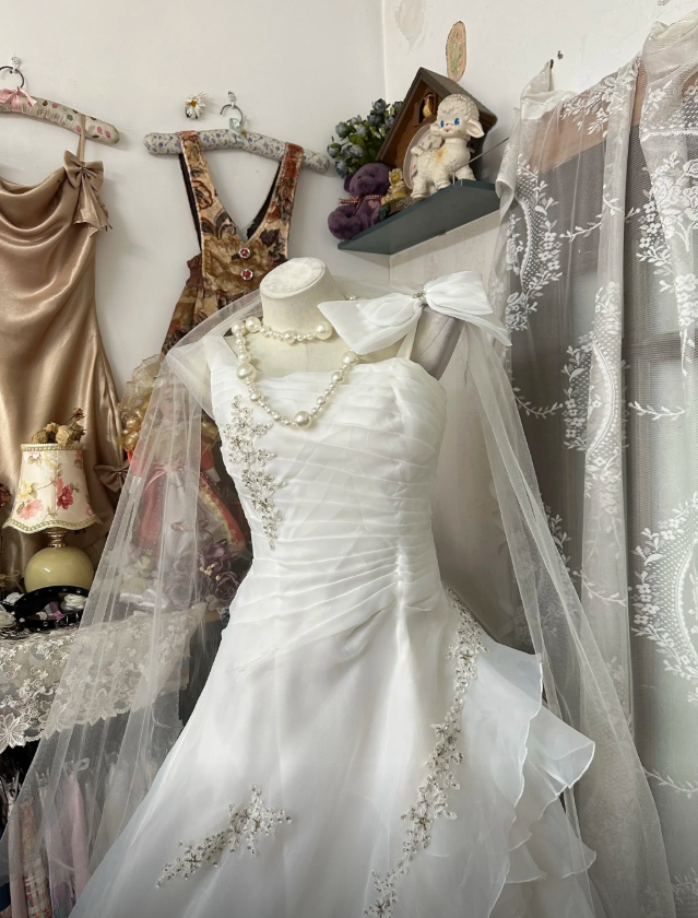 Elegantes weißes langes Brautkleid mit A-Linien-Schnitt, Trägern und Tüll, ärmellos, DP05300