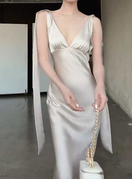 Robe de demoiselle d'honneur élégante à col en V, robe fourreau en satin sans manches DP05303